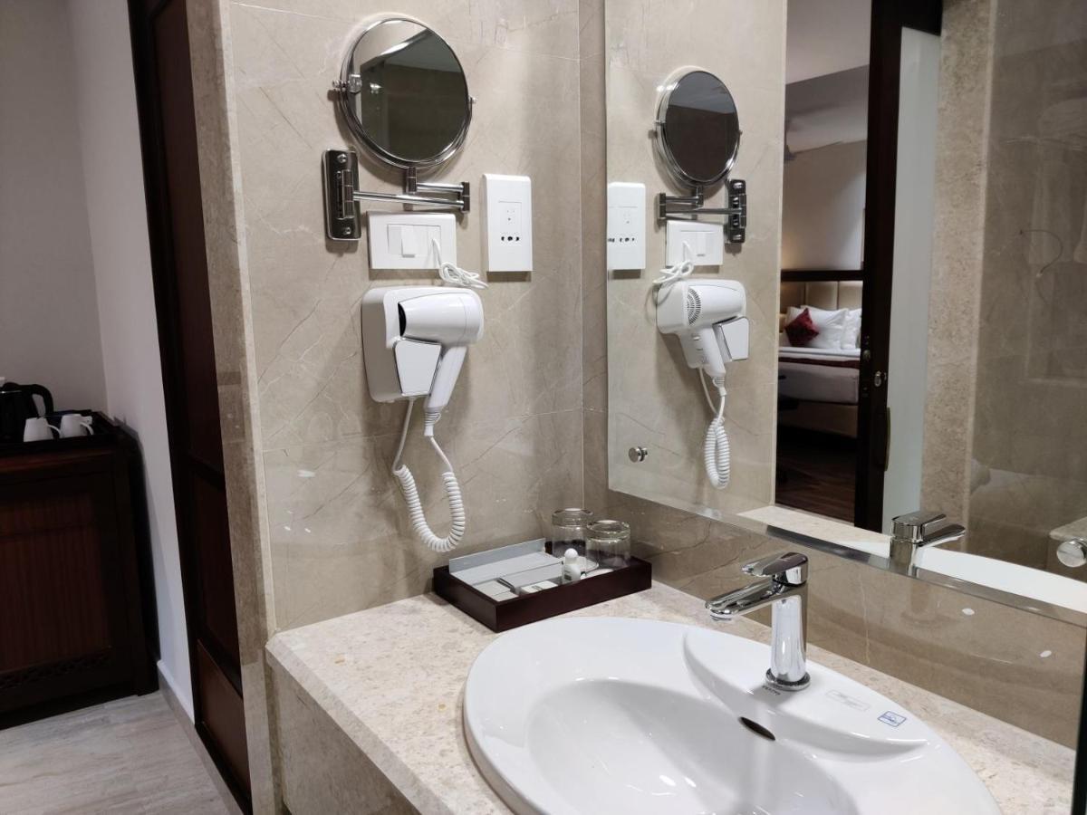 蒙纳 Issacs Residency酒店 外观 照片